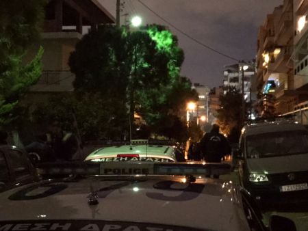 Παραμένει ταμπουρωμένος ο ένοπλος στον Άγιο Δημήτριο