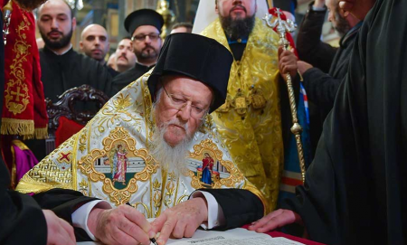 Ο Βαρθολομαίος απένειμε στην Εκκλησία της Ουκρανίας τον Τόμο Αυτοκεφαλίας