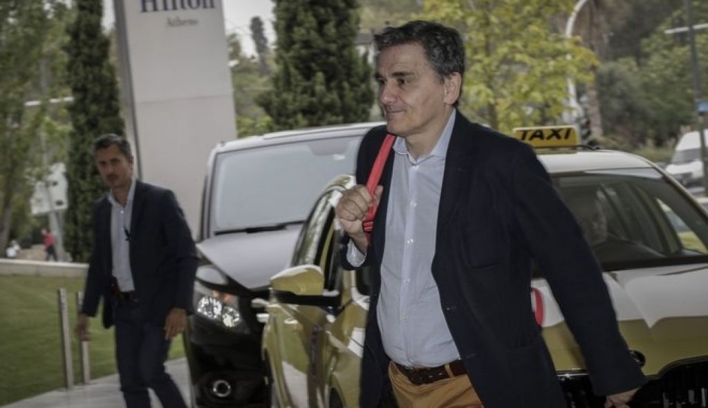 FT: Η Ελλάδα πετυχαίνει πλεονάσματα φρενάροντας τις επενδύσεις