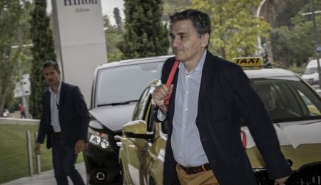 FT: Η Ελλάδα πετυχαίνει πλεονάσματα φρενάροντας τις επενδύσεις