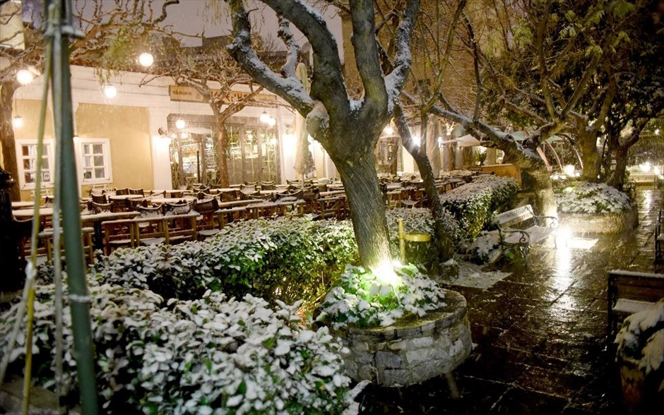 Λευκή… νύχτα στο κέντρο της Αθήνας – Κλείνουν σχολεία ανά την Ελλάδα