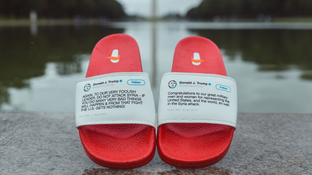 Τα tweets του Τραμπ  σε παντόφλες