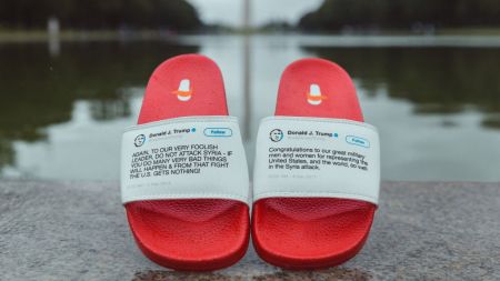 Τα tweets του Τραμπ  σε παντόφλες