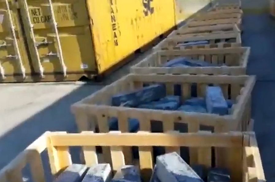 Συνεχίζεται η καταμέτρηση των χαπιών Captagon που εντοπίστηκαν στον Πειραιά