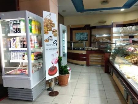 Εκλεισε το προσωπικό στην αποθήκη και εξαφανίστηκε με τις εισπράξεις