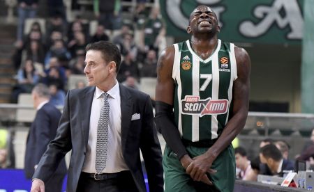 Πιτίνο: «Δεν θέλω αλλαγές στην άμυνα, αλλά πίεση και τρέξιμο»