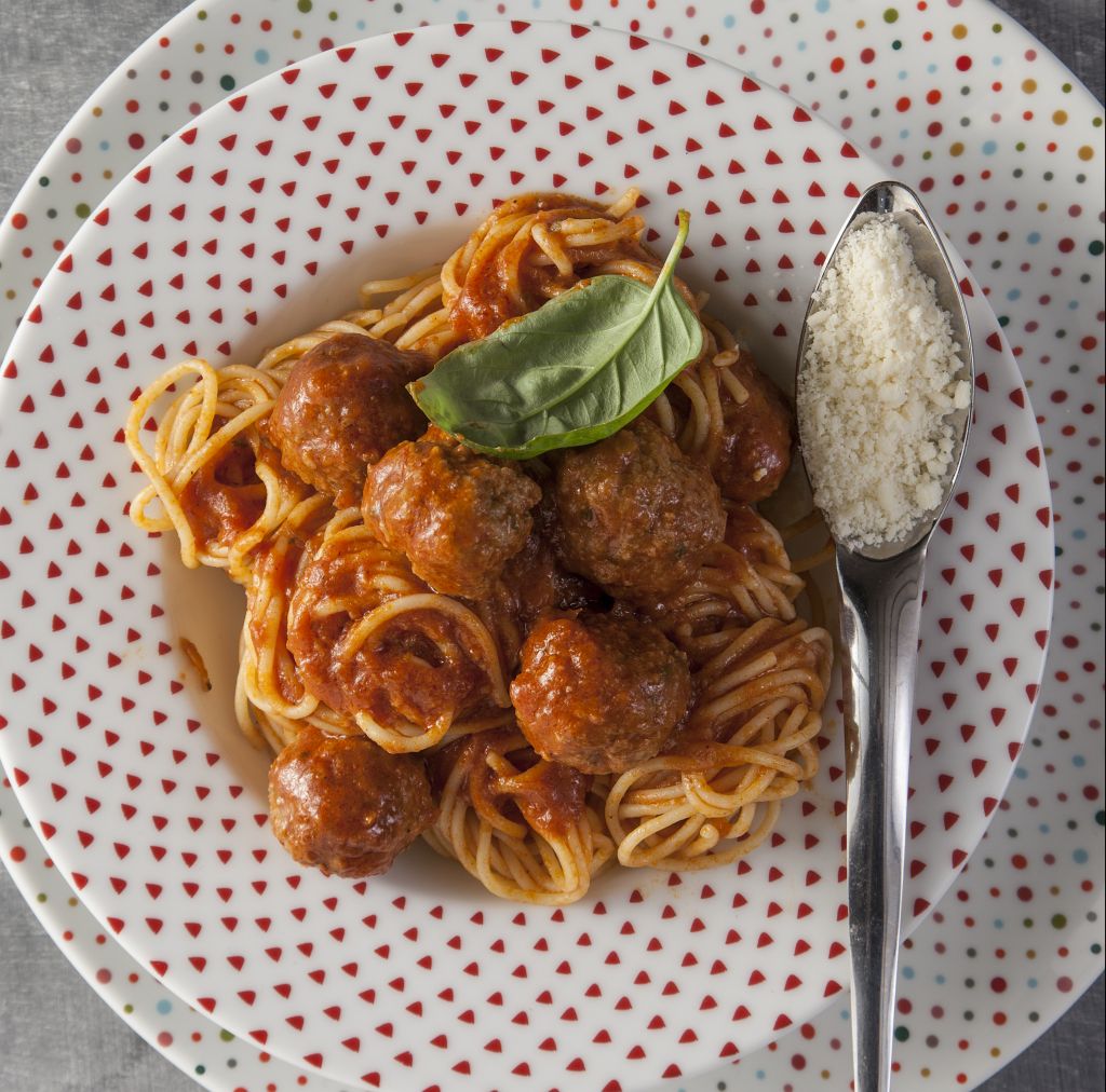 Κεφτεδάκια κοκκινιστά με κουκουνάρι και σπαγγέτι