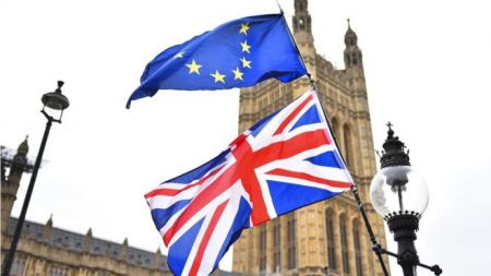 Βρετανός ΥΠΕΞ: Κίνδυνος παράλυσης για τη Βρετανία ακόμα και αν δεν αποχωρήσει από την Ε.Ε