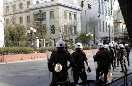 Επίθεση κατά αστυνομικών έξω από την ΑΣΟΕΕ