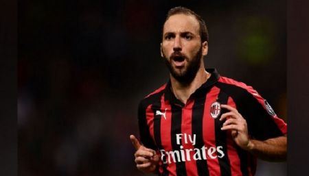 «Πρέπει να πληρώσει 35 εκατ. ευρώ η Τσέλσι για να πάρει τον Ιγκουαΐν»