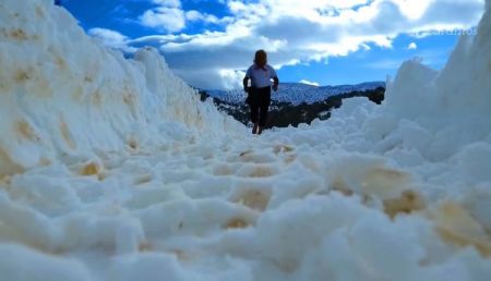 Βίντεο με μαραθωνοδρόμο που τρέχει ξυπόλητος στα χιόνια του Ψηλορείτη