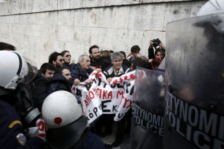 Ένταση μεταξύ εκπαιδευτικών – αστυνομικών – Επιχείρησαν να μπουν στη Βουλή