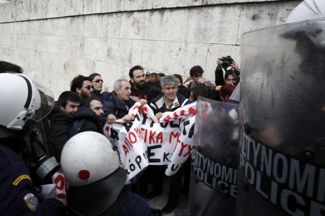 Ένταση μεταξύ εκπαιδευτικών – αστυνομικών – Επιχείρησαν να μπουν στη Βουλή