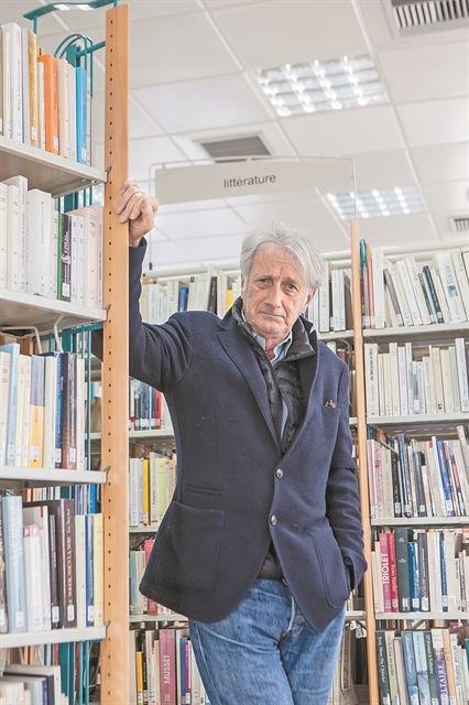 Πατρίκ Ντεβίλ : «Οι παράλληλες ζωές ταιριάζουν στη λογοτεχνία» | tovima.gr