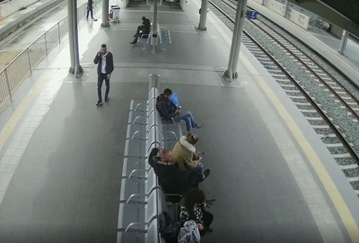 Ετσι εκλεβαν τσάντες από ανυποψίαστους επιβάτες στον σταθμό Λαρίσης (Βίντεο)