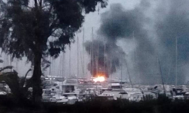 Πάτρα: Φωτιά σε δύο ιστιοφόρα στο λιμάνι