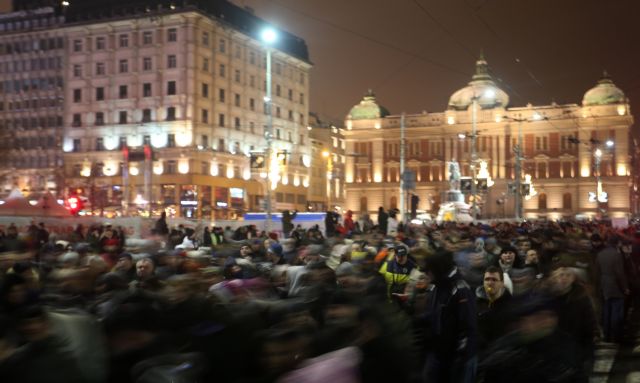 Χιλιάδες Σέρβοι διαδηλωτές κατά του Βούτσιτς στο Βελιγράδι