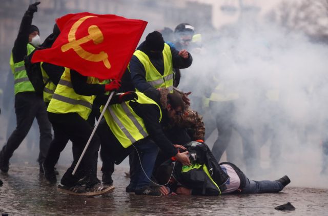 Γαλλία: Επιμένουν τα «κίτρινα γιλέκα», εν αναμονή του Μακρόν