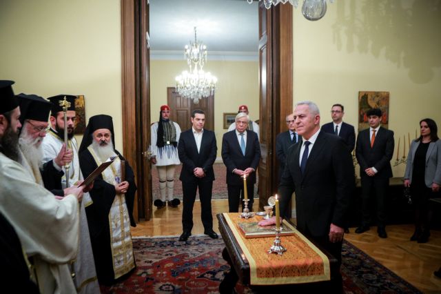 Ορκίστηκε ο νέος υπουργός Εθνικής Άμυνας Ευάγγελος Αποστολάκης