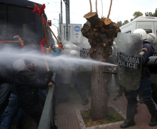 Στο κέντρο της Αθήνας οι εκπαιδευτικοί – Ένταση στη Βουλή