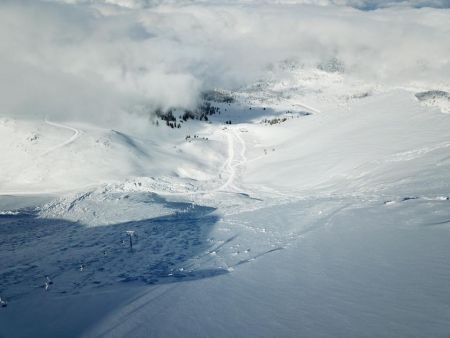 Πάνω από 1.000.000 τόνοι χιονιού σάρωσαν τον αναβατήρα της Στύγας (φωτό)