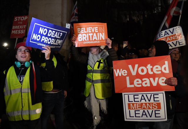 Βρετανία – Brexit: Η Μέι απειλείται με καταστροφική ήττα