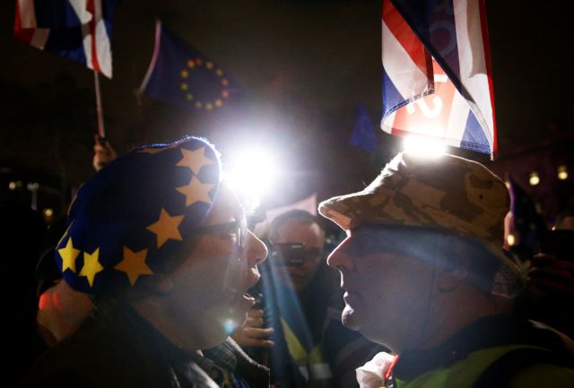 Brexit: Πανηγυρισμοί διαδηλωτών – «Καμία συμφωνία, κανένα πρόβλημα» φώναζαν