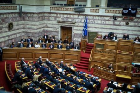 SYRIZA, ND clash over Prespa Agreement, economy, MPs switching parties
