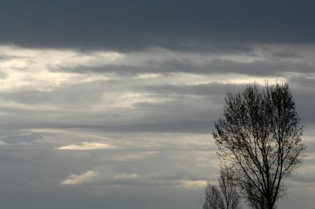 Επιμένουν οι χαμηλές θερμοκρασίες, υποχωρούν τα έντονα καιρικά φαινόμενα