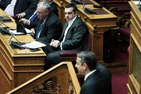 ΣΥΡΙΖΑ vs ΝΔ: Ενας πόλεμος που στρέφει το πολιτικό εκκρεμές δεξιότερα
