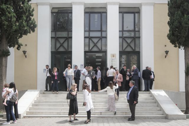 Ελεύθερος ο 63χρονος που διώκεται για απειλές στην Παπακώστα