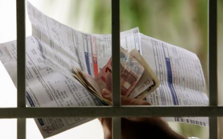 «Πόλεμος» Σταθάκη – Παναγιωτάκη για τις αυξήσεις στη ΔΕΗ