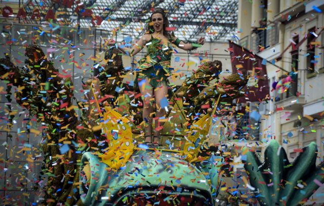Πατρινό Καρναβάλι 2019 : Στους δρόμους οι καρναβαλιστές για την τελετή έναρξης