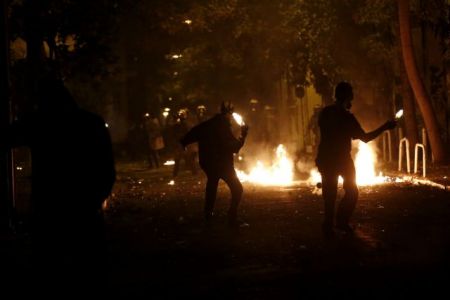 Επιδρομές με μολότοφ κατά των ΜΑΤ έξω από το Πολυτεχνείο