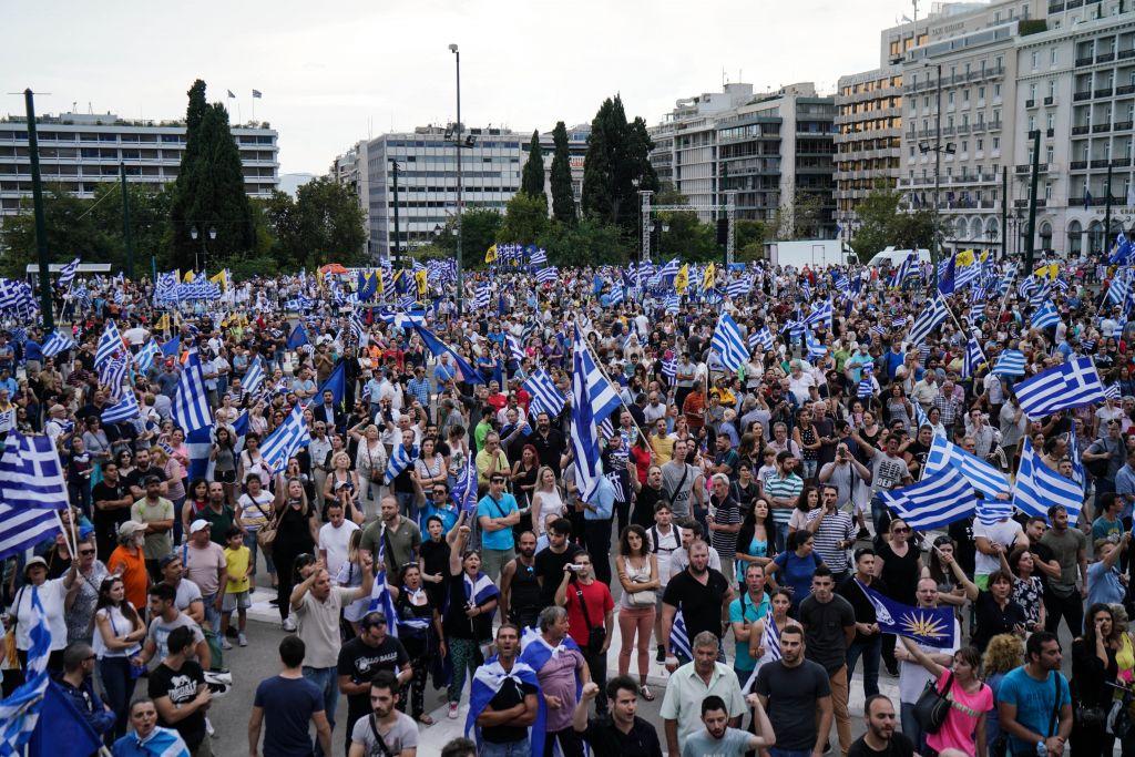 Bloomberg: Στους δρόμους οι Ελληνες για τη Συμφωνία των Πρεσπών