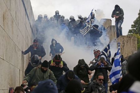 Τα ΜΑΤ έριξαν καπνογόνα σε γυναίκες καταγγέλλει διαδηλωτής