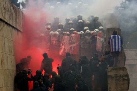 Κουκουλοφόροι – ΜΑΤ αμαύρωσαν το συλλαλητήριο για τη Μακεδονία (εικόνες)