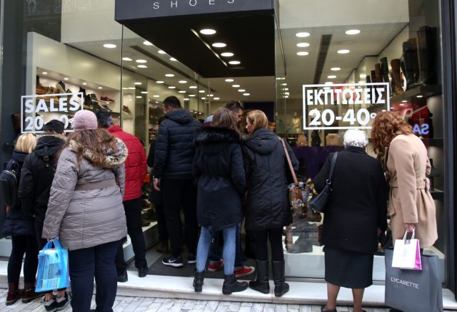 Ανοικτά τα καταστήματα λόγω εκπτώσεων – Κλειστά στην Ερμού λόγω συλλαλητηρίου