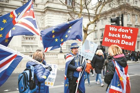 Οι Εργατικοί λένε «όχι» στο Brexit, ο Κόρμπιν αδιαφορεί…