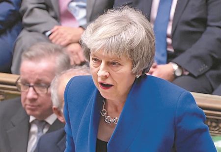 Brexit: Οι επιχειρήσεις φεύγουν, οι βουλευτές ψάχνονται