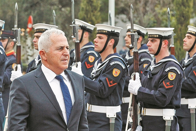 Τρικυμία για τον ναύαρχο που έγινε υπουργός