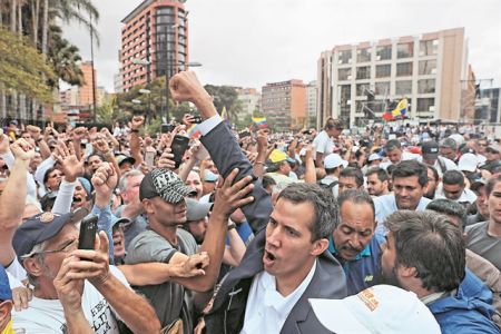 Τρίζει το καθεστώς Μαδούρο, αλλά ο στρατός κρατά το κλειδί