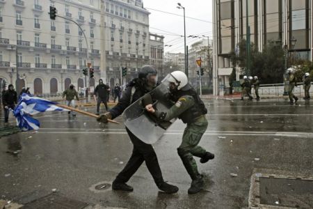 Κατηγορούμενος  για βομβιστική επίθεση σε στέκι αναρχικών, ανάμεσα στους συλληφθέντες για τα επεισόδια στο Σύνταγμα