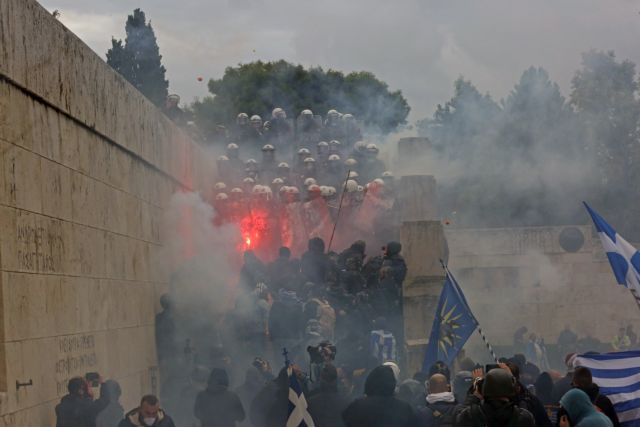 Κουκουλοφόροι χτυπούν με πρωτοφανή μανία αστυνομικό στο συλλαλητήριο (βίντεο)