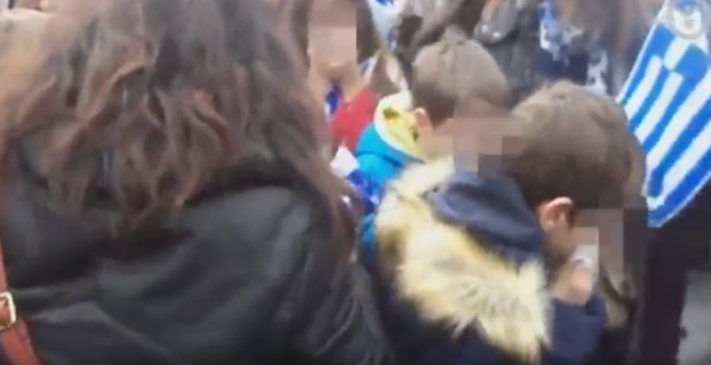 Συλλαλητήριο: Μικρά παιδιά δεν μπορούσαν να ανασάνουν από τα δακρυγόνα (βίντεο)