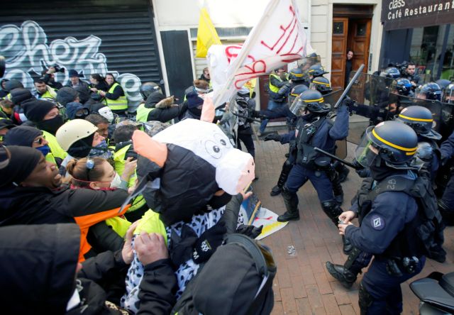 Γαλλία: Τα παιδία παίζει Κίτρινα Γιλέκα και αστυνόμοι
