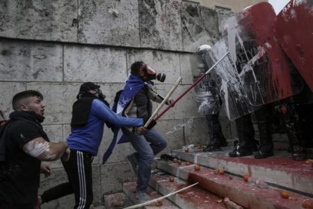 Επωάζουν το ακροδεξιό αυγό του φιδιού