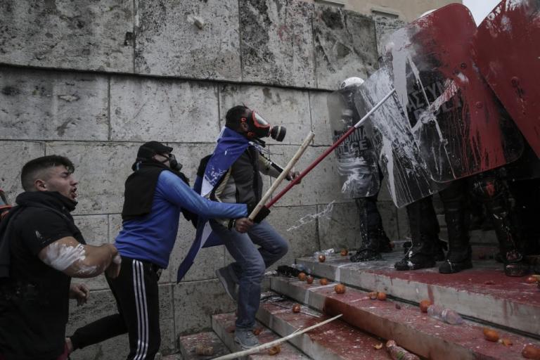 Επωάζουν το ακροδεξιό αυγό του φιδιού
