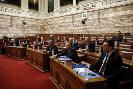 Οι αλλαγές στο Σύνταγμα της πΓΔΜ ανεβάζουν τους τόνους στην Επιτροπή της Βουλής