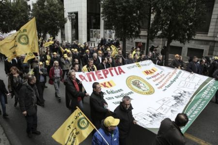 Οι εργαζόμενοι στα ΕΛΤΑ διαδηλώνουν κατά των απολύσεων
